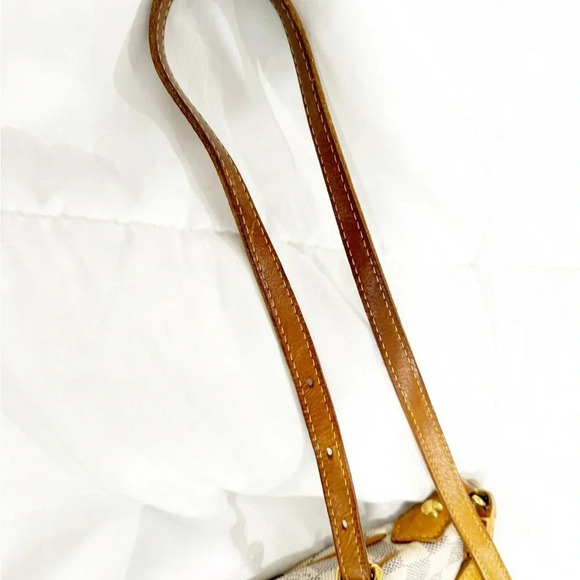 Louis Vuitton Purse - Picture 3 of 17